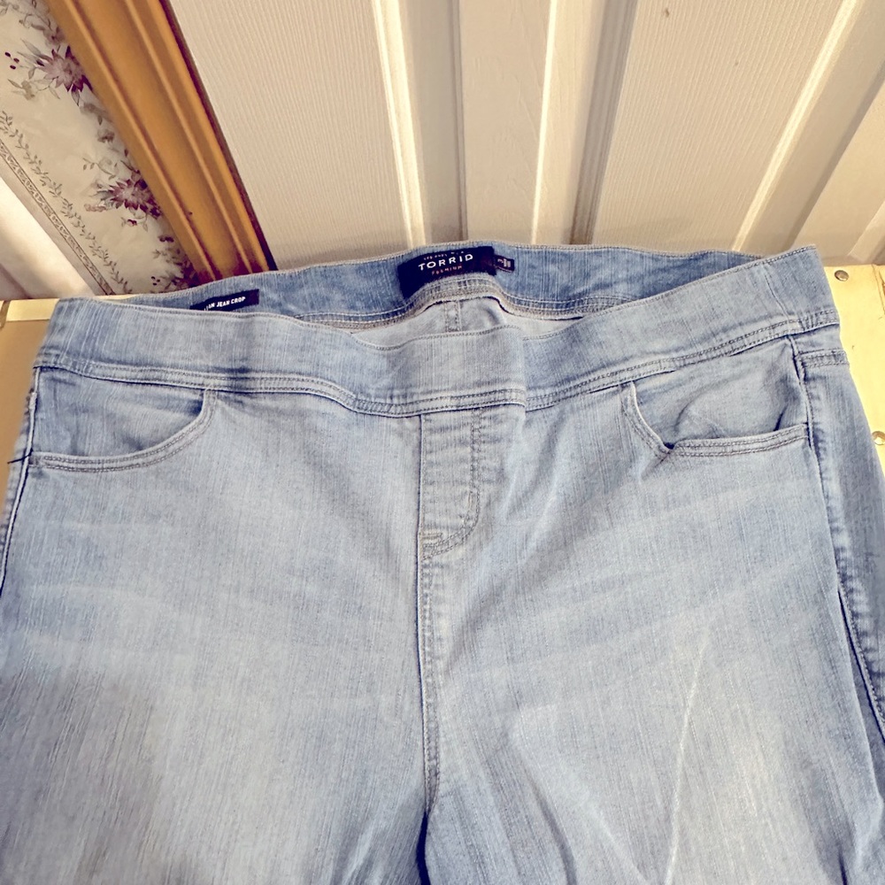 Torrid pull on distressed crop skinny jeans